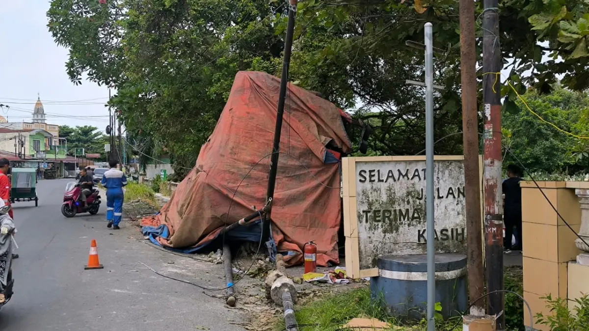 
Truk tangki Pertamina yang ditutup terpal mengalami laka tunggal di Jalan Perintis Kemerdekaan, Binjai. (Teddy Akbari/Sumut Pos)