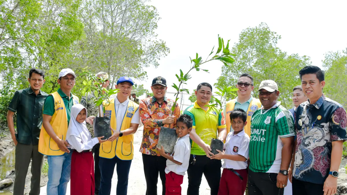 Wabup Sergai Adlin Tambunan didampingi kepala OPD serta camat dan kades tanjung beringin  Sergai bersama President Lions Club Sergai Bersatu, Zebra Christian .( Fadly/ Sumut Pos )