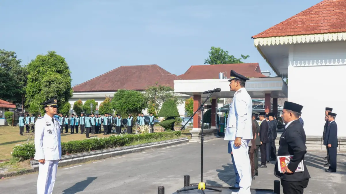 Walikota Tebingtinggi Iman Iridian  Saragih  bertindak sebagai inspektur upacara dalam peringatan Hari Otonomi Daerah (Otda) ke-XXX (30) Tahun 2026 di halaman pemko Tebingtinggi,  yang berada di jalan Sutomo,  Senin (29/04/2026), (Azan Purba/Sumut Pos)