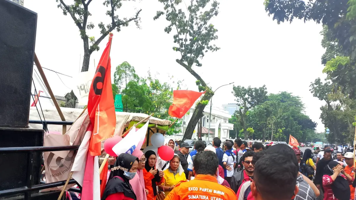 AKSI: Puluhan massa yang tergabung dalam Partai Buruh Sumatera Utara bersama sejumlah elemen buruh lainnya menggelar aksi dalam rangka memperingati Hari Buruh Internasional (May Day) di depan Kantor Gubernur Sumatera Utara, Jalan Diponegoro, Medan, Jumat (1/5/2026).(Dok: Ihsan Syahreza/ Sumut Pos)
