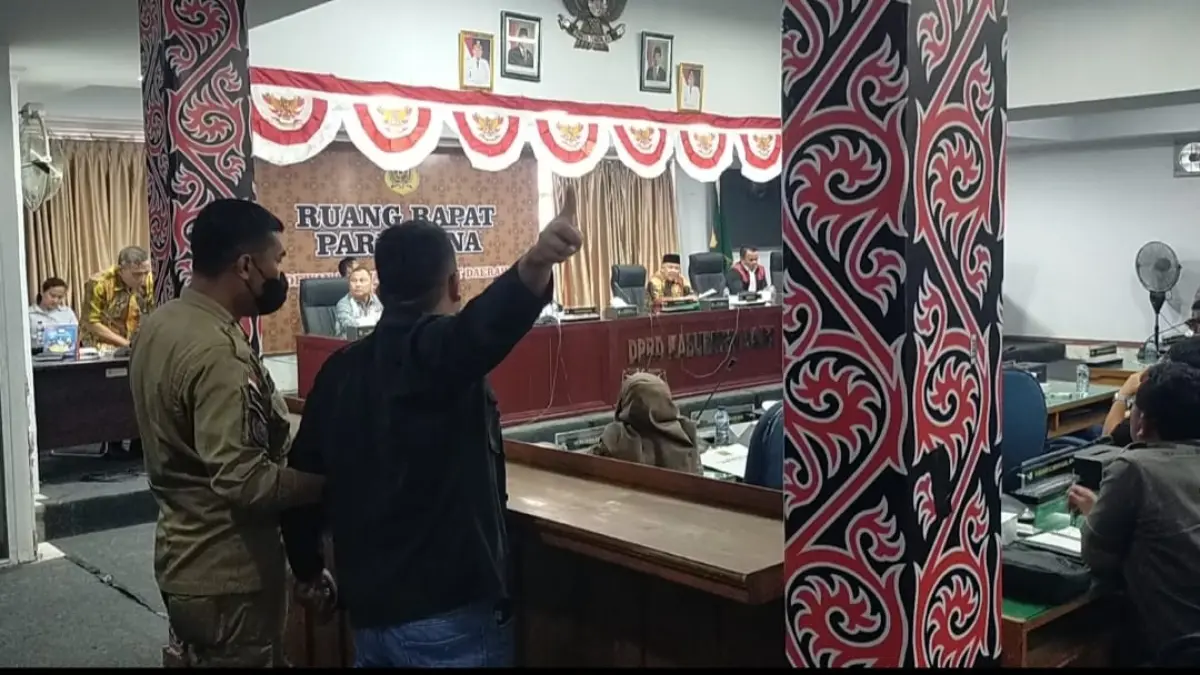 Aktivis hasiswa sampaikan aspirasi di Sidang Paripurna DPRD Dairi, Kamis (30/4/2026). (RUDY SITANGGANG/SUMUT POS)