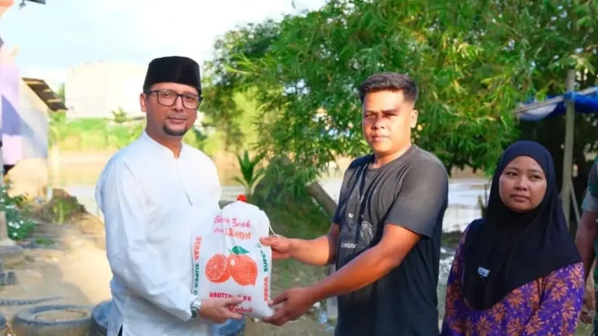 Bupati Labusel Fery Sahputra Simatupang S.H saat  menyerahkan bantuan. (istimewa/Sumut Pos)