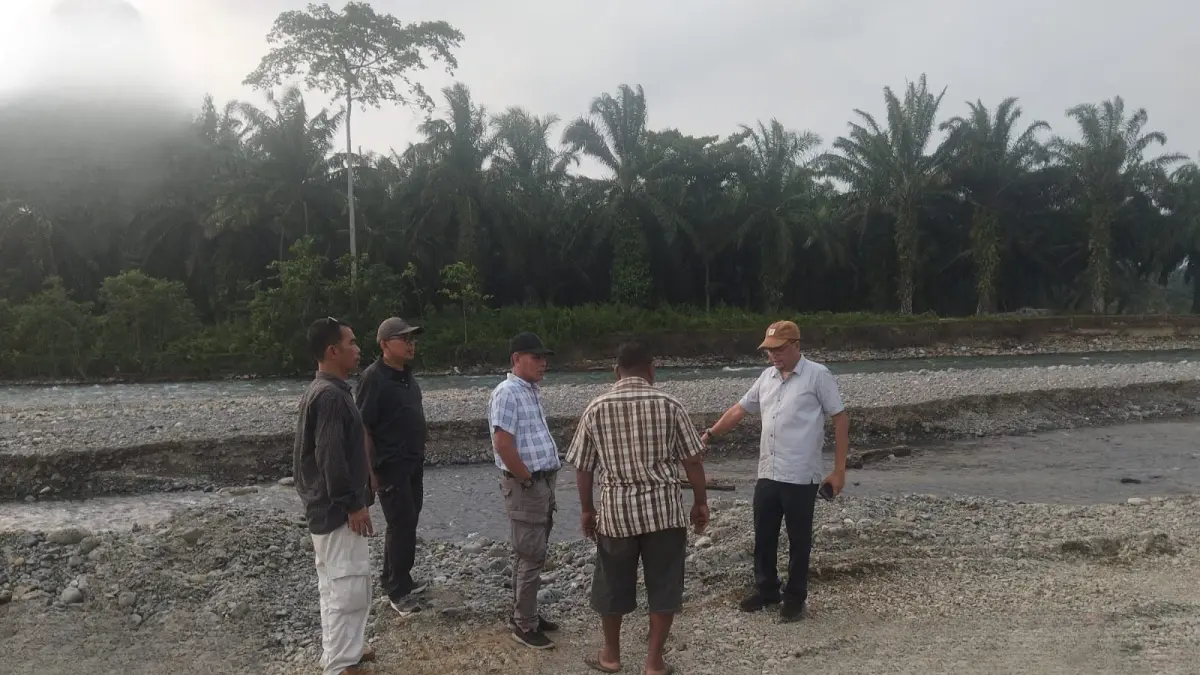 CEK : Tim Cabang Dinas Wilayah I bersama Kepala UPT Laboratorium dan Pemetaan Dinas Perindag ESDM Sumut melakukan pengecekan lapangan di Kecamatan Bahorok, Kabupaten Langkat, Selasa (28/4).(Dok: Disperindag ESDM Sumut)