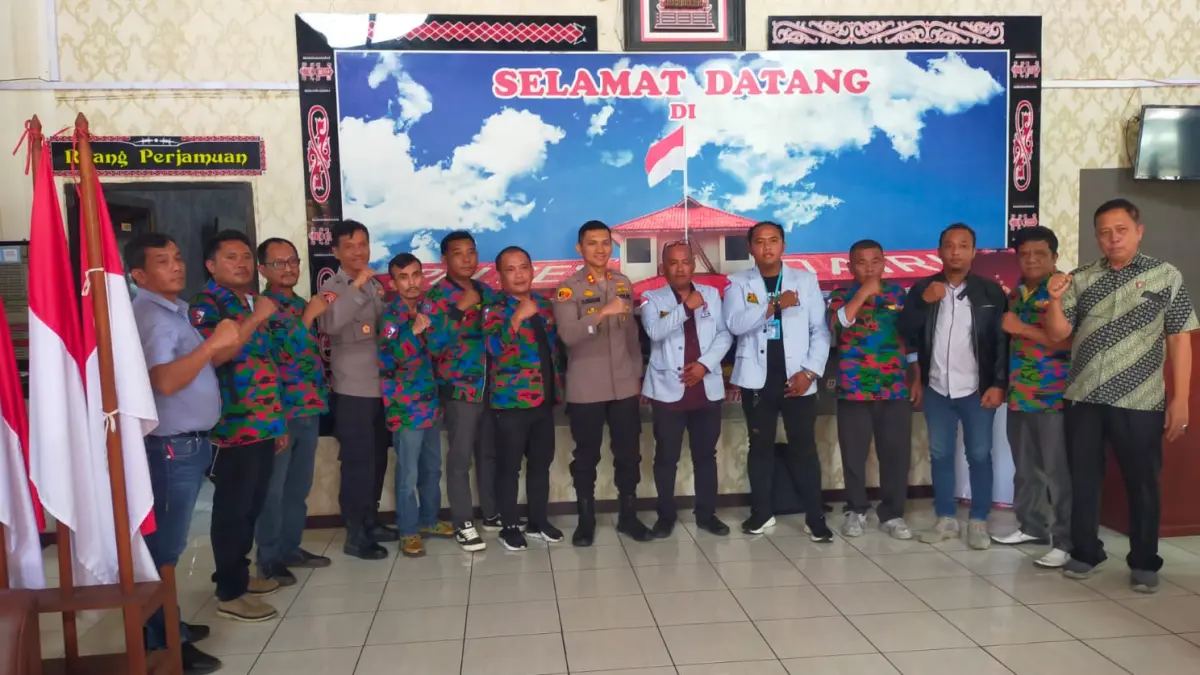 DIABADIKAN: Kapolres Dairi AKBP Otniel Siahaan, Ketua KSPSI-FSPTI Wilayah Kabupaten Dairi, Jefrat Manik dan pengurus lainya diabadikan saat melakukan audensi, Jumat (1/5/2026). (Rudi Sitanggang/Sumut Pos) 