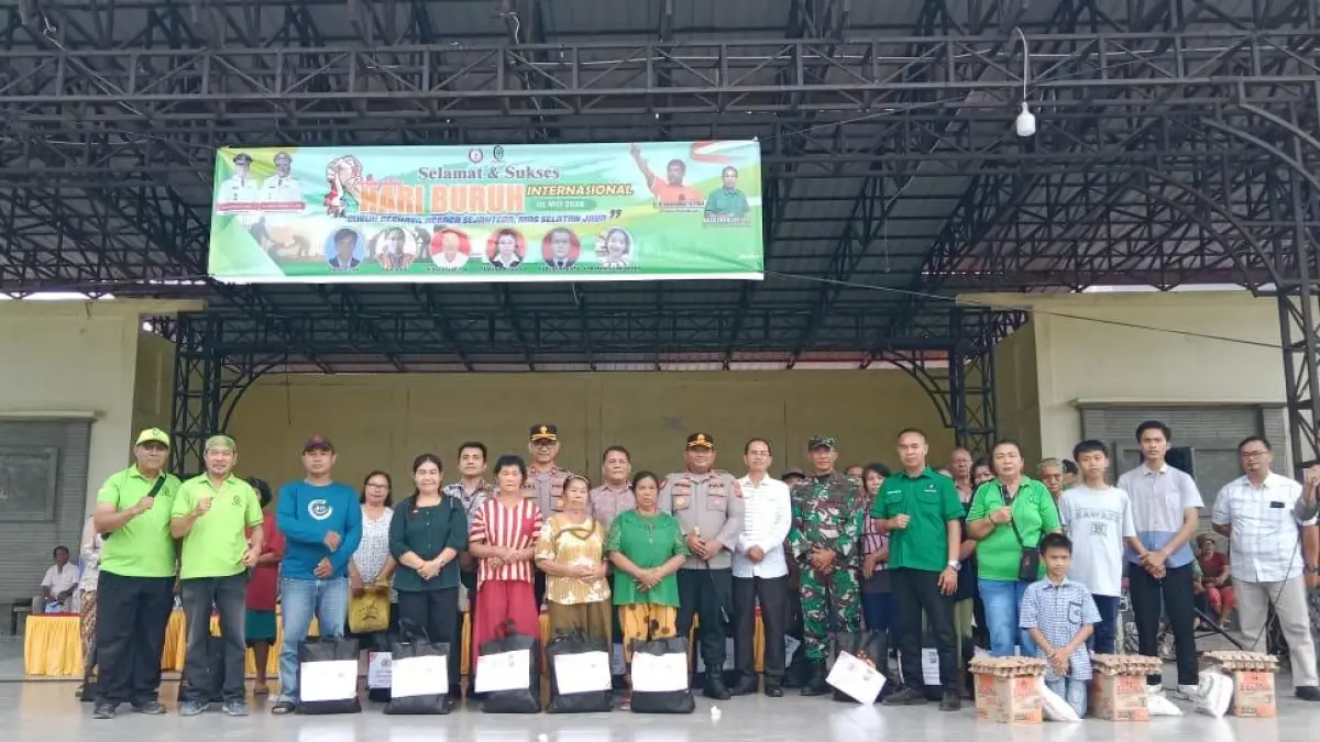 Foto bersama usai pembagian sembako kepada perwakilan buruh oleh Ketua DPC SBSI 1992 Nisel, Kapolres Nisel, dan Asisten I Bupati Nisel. (Eriusman Duha/Sumut Pos)