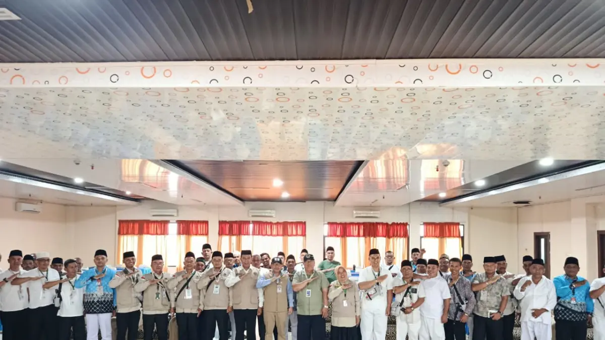 KLOTER 9: Kakanwil Kemenhaj Sumut saat berfoto bersama petugas haji untuk Kloter 9 Embarkasi Medan. (Dok: istimewa)