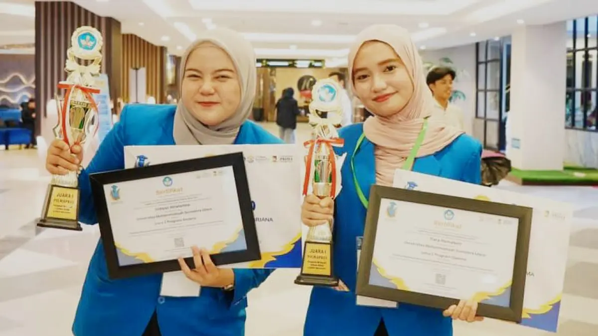 PILMAPRES: Tiara Ramadani (kanan) dan Imtiyaz Alnatanisa dari UMSU meraih juara pertama Pilmapres. (Istimewa/Sumut Pos)