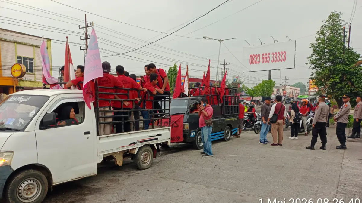 Sejumlah massa buruh menaiki kendaraan pick up sambil membawa bendera saat berkumpul di Jalan Yos Sudarso, Kota Tebing Tinggi, Jumat (1/5/2026), (Azan Purba/ Sumut Pos)