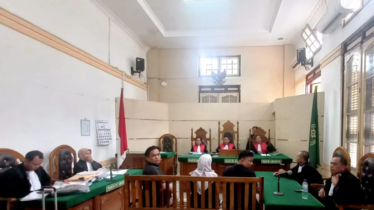 
Tiga terdakwa dugaan korupsi proyek jalan Kota Binjai saat diadili di PN Tipikor Medan. (Istimewa/Sumut Pos)