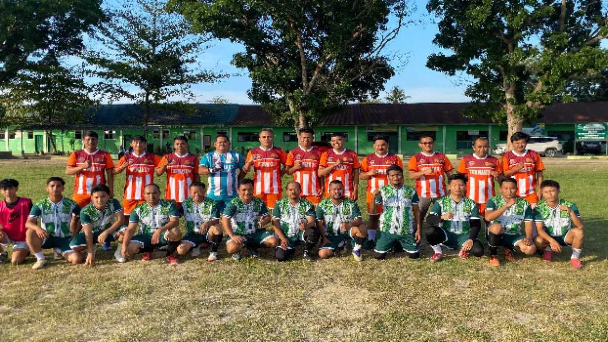 Tim Forwakum Sergai- Tebing Tinggi dan Kemenag Sergai sebelum pertandingan . ( Fadly/ Sumut Pos)