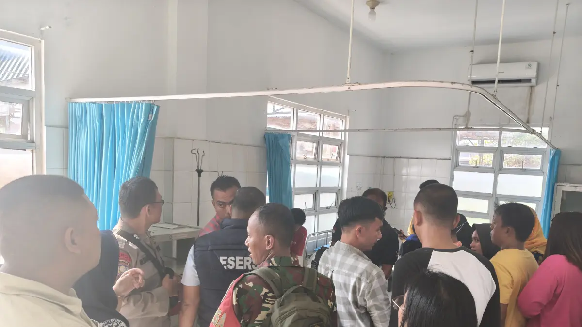 Warga berbondong-bondong melihat tewasnya bayi berusia tiga Minggu di Puskesmas Batang Kuis,diduga bayi tersebut tewas tidak wajar.(Batara/Sumut Pos)