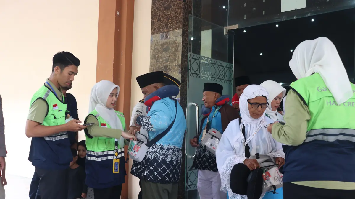 BERANGKAT: Jamaah calon haji Kloter 9 Embarkasi Medan saat akan berangkat ke Madinah. (Dok: istimewa)