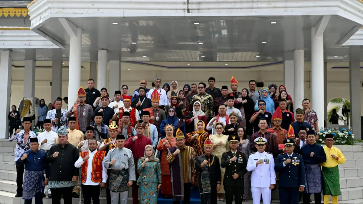 HARDIKNAS: Gubsu Bobby Afif Nasution, Wagubsu Surya, Ketua DPRD Sumut Erni Ariyanti Sitorus, dan Forkopimda juga OPD mengikuti upacara Hari Pendidikan Nasional 2026, di lapangan astaka, jalan Wiliem Iskandar, Kabupaten Deliserdang, Sabtu (2/5/2026).(Dok: Diskominfo Sumut)

