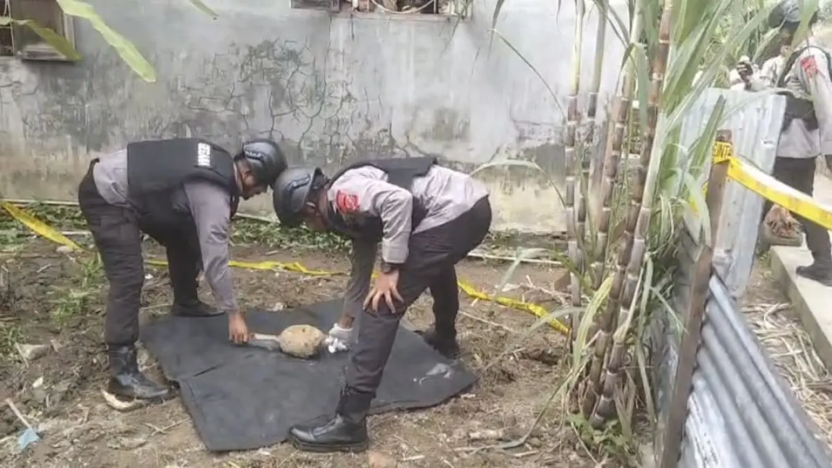 RANJAU: Personel Brimobda Sumut melakukan pengamanan ranjau darat peninggalan masa perang yang ditemukan masyarakat di Tanjungpura, Langkat. (Dok: istimewa/Sumut Pos)