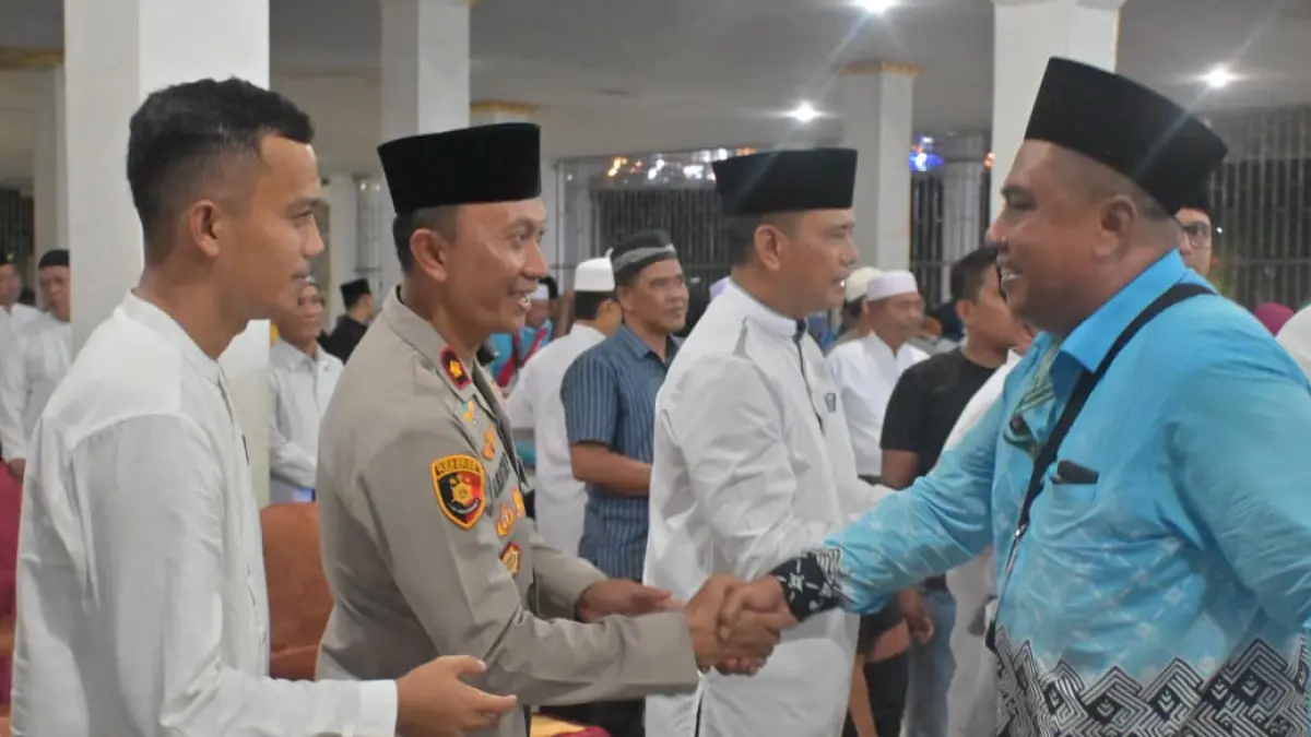 SALAM:  Wakapolres Labuhanbatu Selatan, Kompol Moch Guntur Pryantoko saat bersalaman dengan jamaah calon haji. (Dok: istimewa)