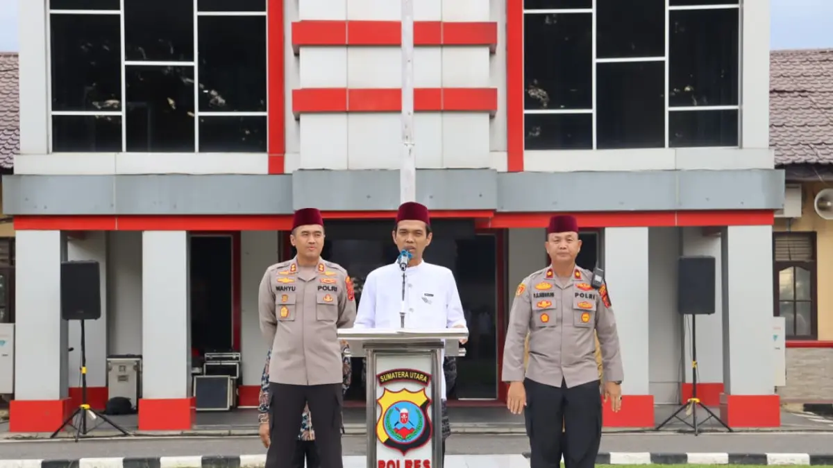 TAUSYIAH: Ustaz Abdul Somad memberikan tausyiah di Mapolres Labuhanbatu (Dok: Fajar/ Sumut Pos)

