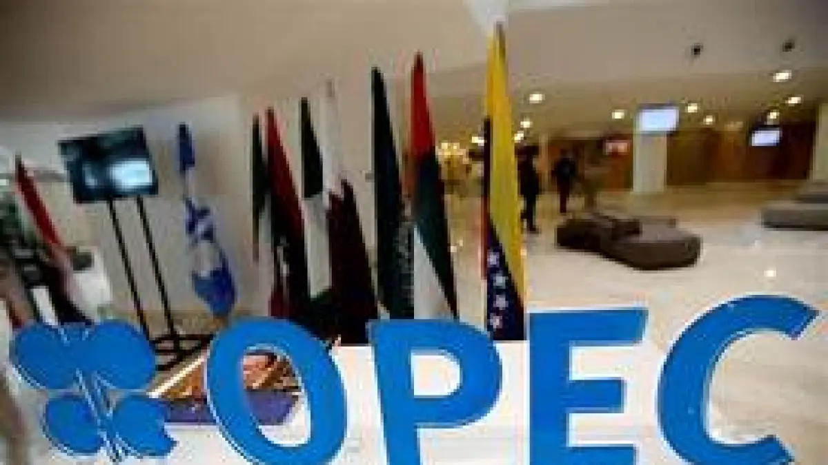 Aliansi produsen minyak, Opec sepakat menaikkan target produksi sebesar 188 ribu barel  mulai Juni mendatang. (reuters)