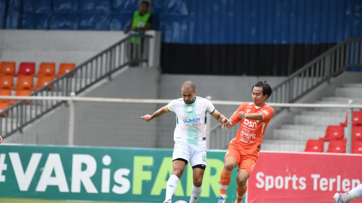 DUEL: Clayton Da Silva berusaha mempertahankan bola dari gangguan pemain Persiraja Banda Aceh pada pertandingan di &nbsp;di Stadion H. Dimurthala, Lampineung, Sabtu (2/5/2026) sore. (Dok PSMS)