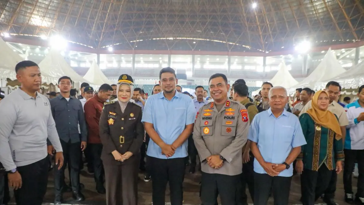 MAY DAY: Kapolda Sumut, Irjen Pol Whisnu Hermawan Februanto bersama Gubsu Bobby Nasution saat menghadiri peringatan Mayday di Medan, kemarin. (Dok: istimewa)
