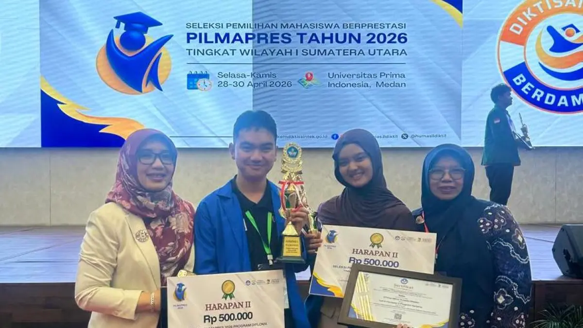 MITRA HUSADA: Salju (2 kanan) dan Jonahtan Suntara Mendrofa dari STIKes Mitra Husada Medan menerima penghargaan Pilmapres. (Istimewa/Sumut Pos)
