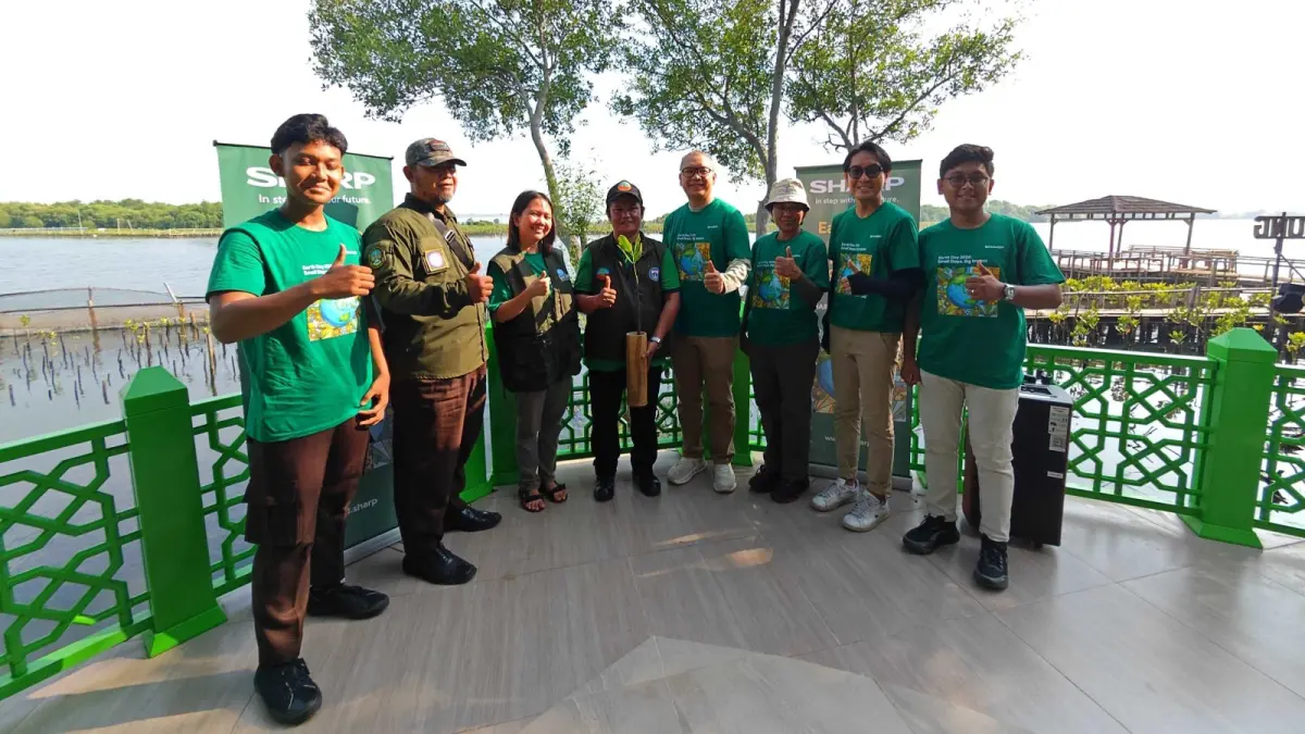 Penyerahan pohon mangrove kepada perwakilan hutan lindung Angke Kapuk (dok Sharp Indonesia)