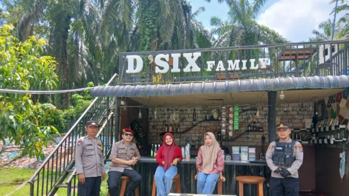 Personel Polsek Sisa Polres Padang Lawas melaksanakan patroli di sejumlah titik keramaian wisata, Minggu 3 Mei 2026. (MITRA HARAHAP/SUMUT POS)