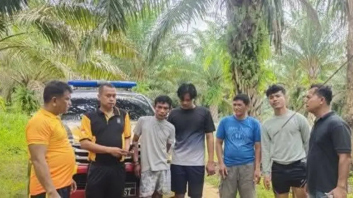 Petugas Polres Labusel meringkus pelaku (tangan digari) yang menikam mertuanya saat salah subuh.(Khairuddin/Sumut Pos)