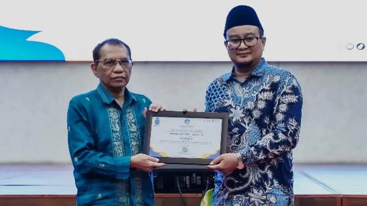 PILMAPRES: Wakil Rektor III Unpri Dr. Refi Ikhtiari, M.Sc, Ph.D (kanan) menerima sertifikat penghargaan dari Prof. Saiful Anwar Matondang, M.A, P.h.D selaku tuan rumah Pilmapres. (Istimewa/Sumut Pos)