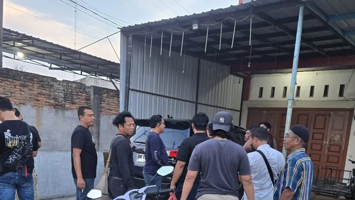 
Tim Cobra Satreskrim Polres Binjai saat memback-up gabungan Polda Riau dan Polresta Pekanbaru melakukan penangkapan kasus pembunuhan di Binjai. (Istimewa/Sumut Pos)