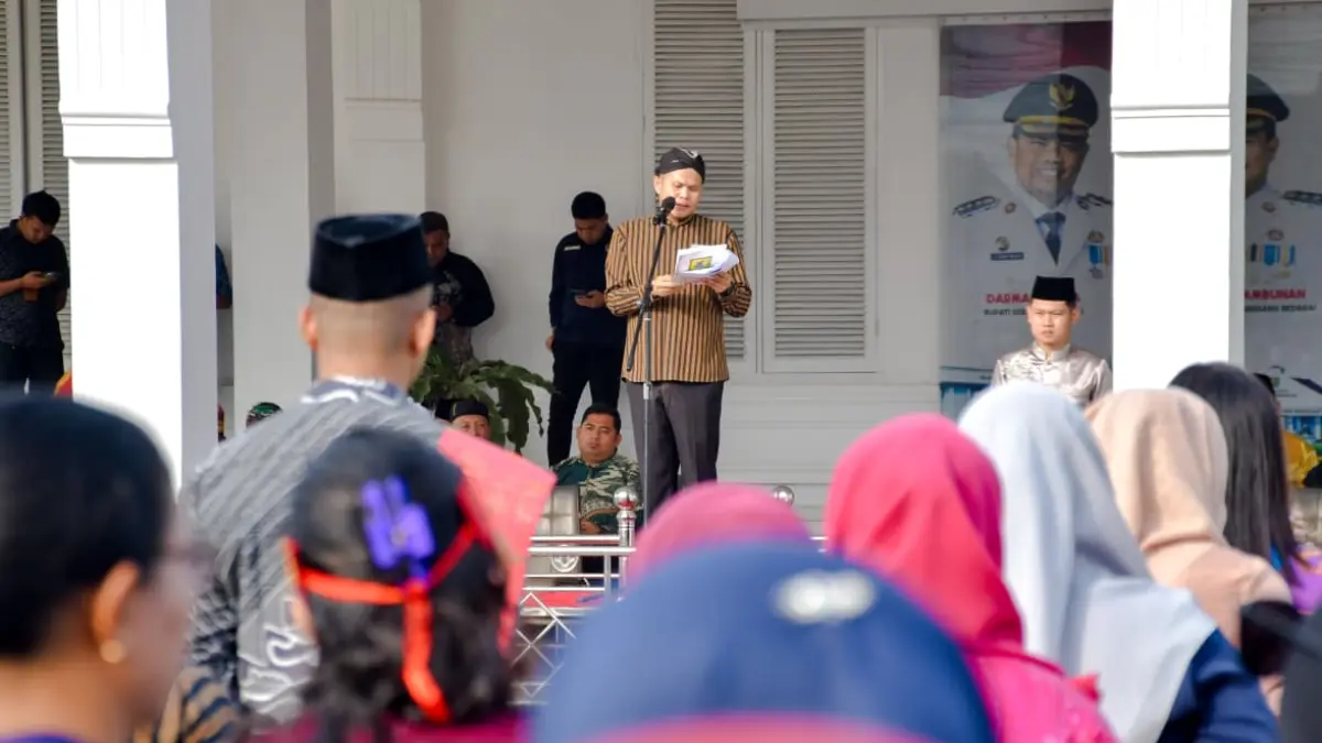 Wabup Sergai Adlin Tambunan saat jadi Inspektur Upacara pada acara hari Pendidikan Nasional  ( Hardiknas ) tahun 2026, di Kantor Bupati Sergai ,Sei Rampah,Sabtu ( 02/05).( IST/ SUMUT PO )