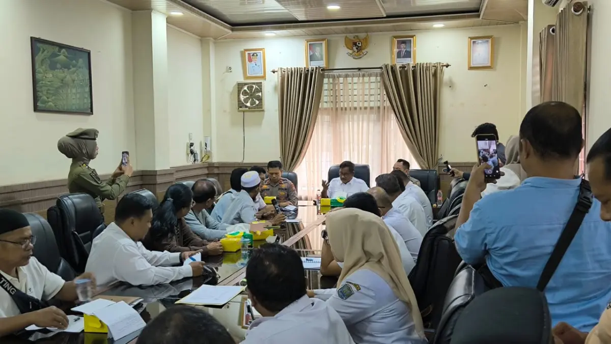 
Wali Kota Binjai Amir Hamzah saat bertemu dengan PKL yang digusur Satpol PP menawarkan pilihan relokasi tempat dan bantuan usaha. (Teddy Akbari/Sumut Pos)