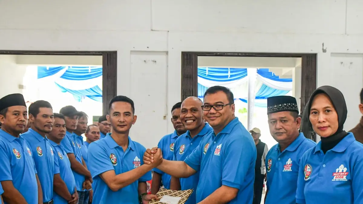 Bupati Deliserdang, dr HAsri Ludin Tambunan berfoto bersama dengan perserta peringatan Hari Buruh Internasional (May Day) Kabupaten Deli Serdang Tahun 2026 di Balairung Pemerintah Kabupaten Deli Serdang, Lubuk Pakam.(Batara/Sumut Pos)