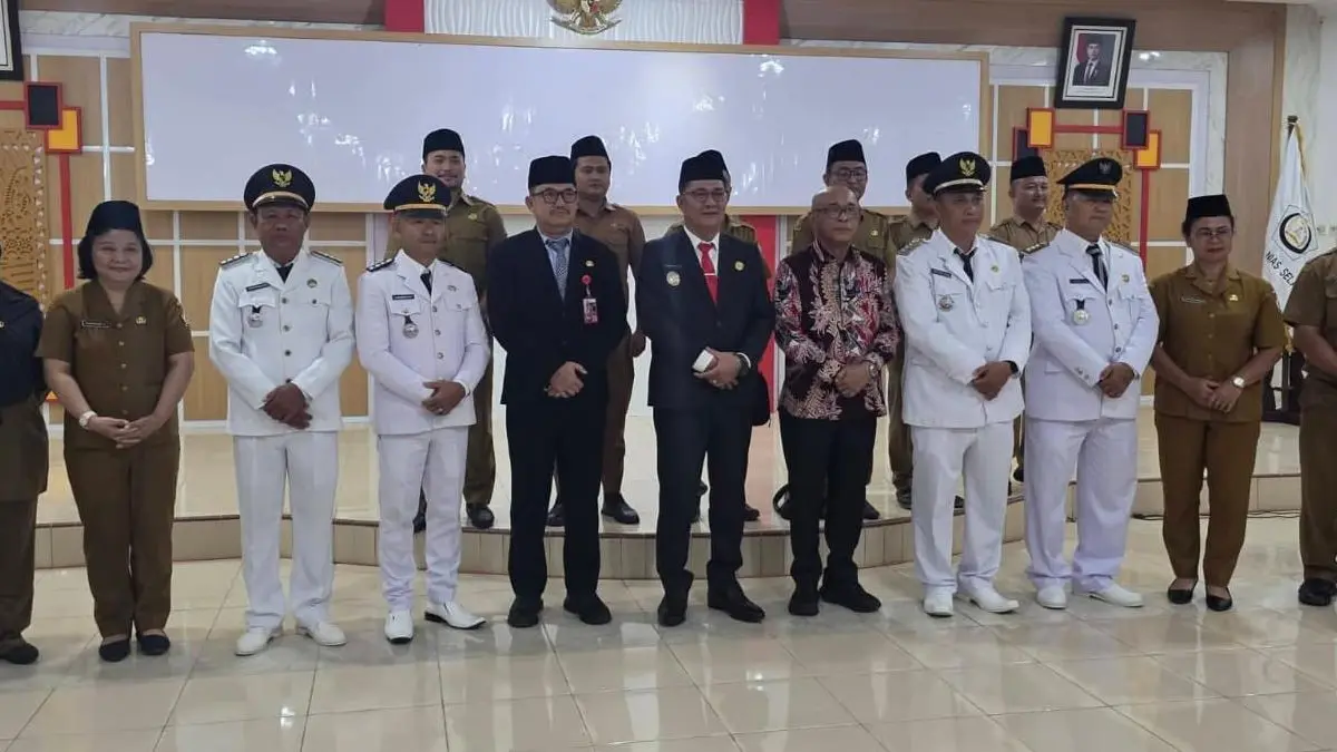 Bupati Nisel, Sokhiatulo Laia, PJ Sekda, 4 Camat dan pejabat Administator usai pelantikan.(Eurisman/Sumut Pos)