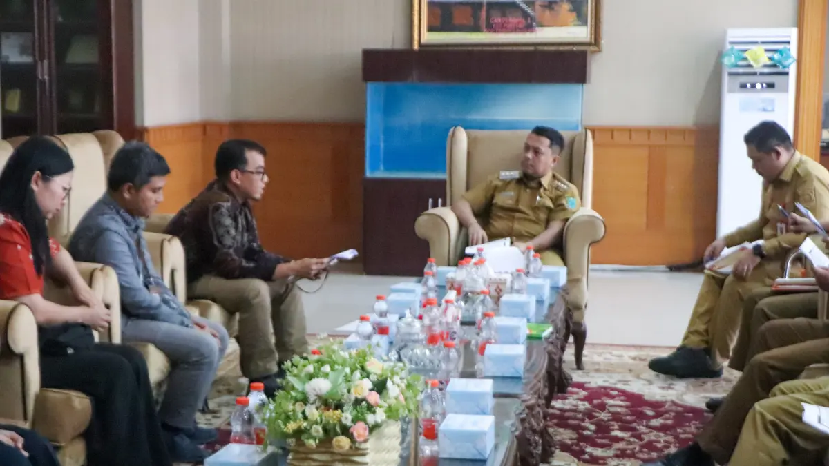 Bupati Paluta Reski Basyah Harahap terima hasil pemeriksaan BPK RI,  Senin 4 Mei 2026. (Mitra Harahap/Sumut Pos) 