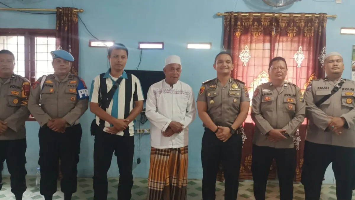 Kapolsek Na IX-X saat melaksanakan kunjungan silaturahmi di kediaman Tuan Guru Aek Merah , Kelurahan Aek Kota Batu. (Indra / Sumut Pos)