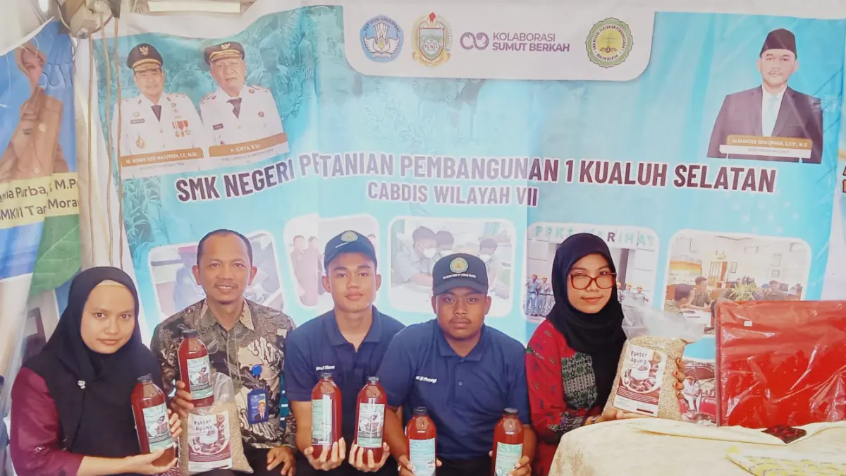 PRODUK INOVASI: Suriadi, S.P (2 kiri) bersama siswa SMKN PP 1 Kualuh Selatan memperkenalkan produk inovasi Pakter Apung dan Biopenazapt. (Deddi Mulia Purba/Sumut Pos)