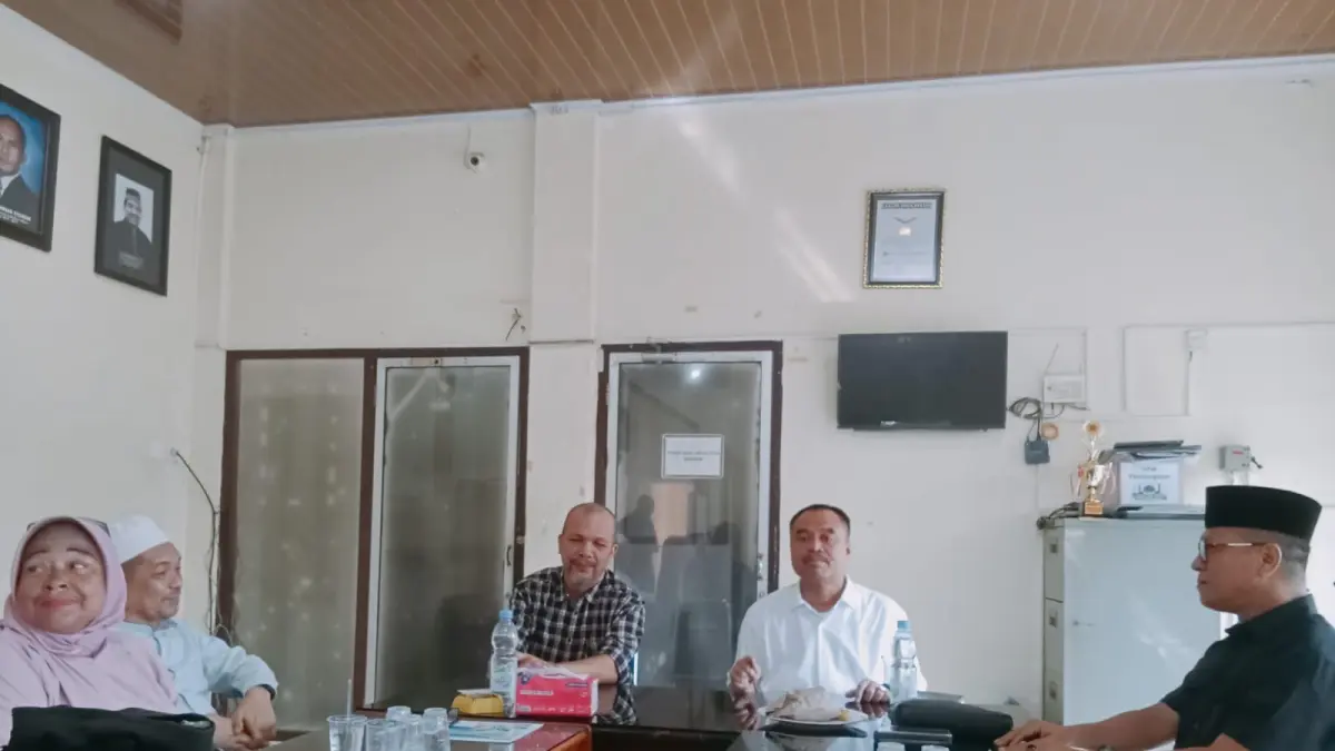 RAPAT: Ketua PWI Sumut dan pengurus saat Farianda saat rapat pembentukkan Panitia Kurban Tahun 2026 di gedung PWI Sumut Jalan Adi Negoro Medan, Jumat (1/5/2026). (Dok: istimewa)