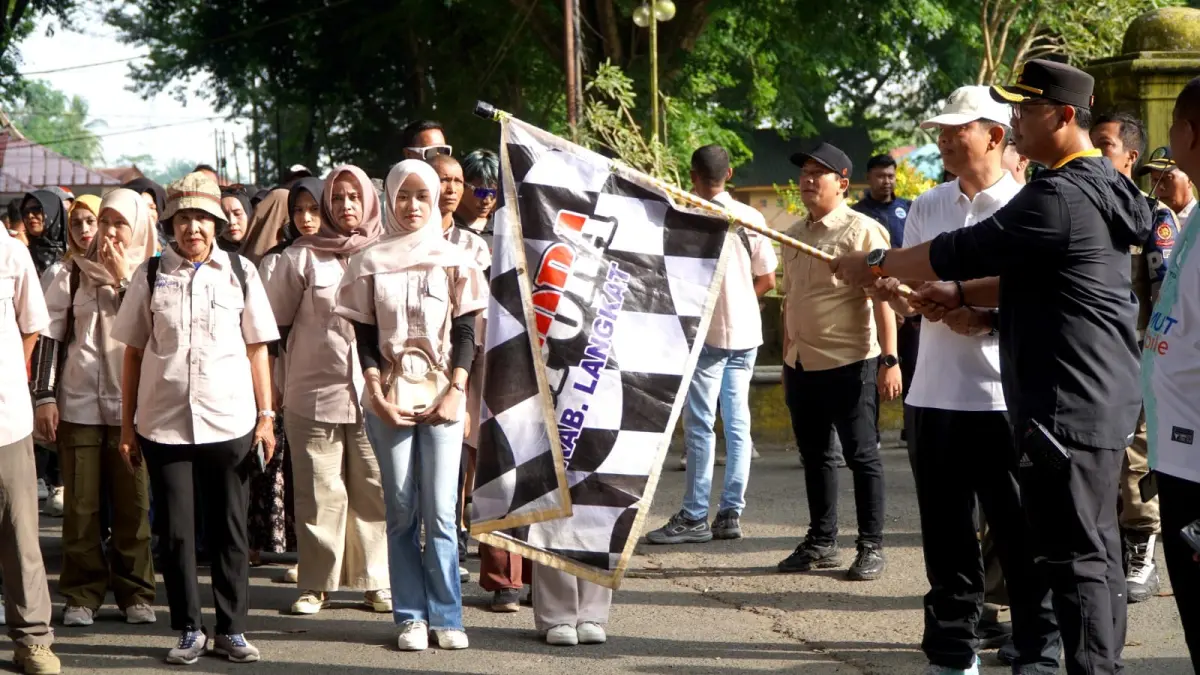 
Sekda Langkat, Amril saat melepas jalan santai buruh dalam kesempatan mayday di Stabat. (Diskominfo Langkat/Sumut Pos)