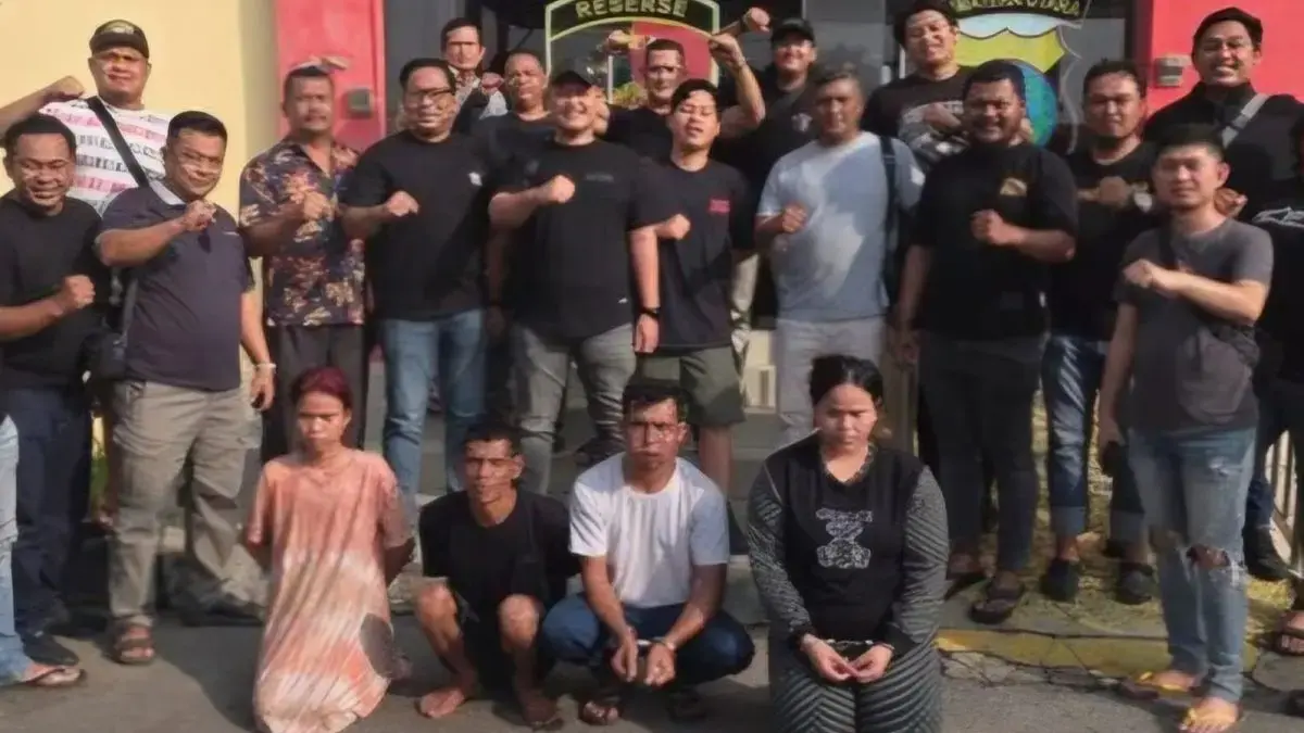 TERSANGKA: Polisi menunjukkan empat pelaku pembunuhan lansia di Rumbai, Riau. (Dok: istimewa)