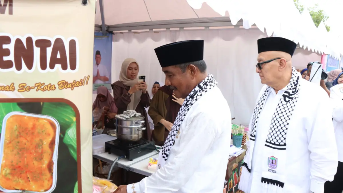 Wali Kota Binjai, Amir Hamzah saat melihat stand UMKM pada pembukaan MTQ tingkat kota di Masjid Al-Fatih. (
Diskominfo Binjai/Sumut Pos)