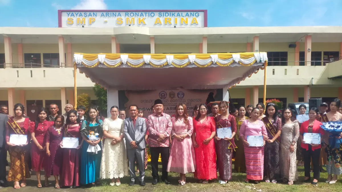Ketua Pengurus Yayasan SMK Swasta Arina Sidikalang, Sabam Sibarani dan Ketua Yayasan, Lestina Sinaga serta Kepala Sekolah, Herman Kurniawan Sitorus diabadikan bersama orangtua dan siswa berprestasi saat pelepasan, Selasa (5/5/2026). (RUDY SITANGGANG/SUMUT POS)