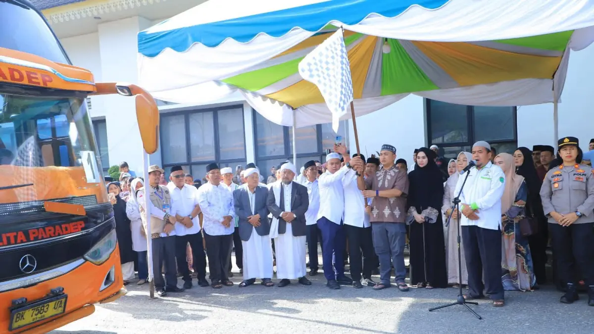 Bupati Labuhanbatu Utara, Dr. H. Hendri Yanto Sitorus, S.E., M.M., bersama Wakil Bupati Labuhanbatu Utara, Dr. H. Samsul Tanjung, S.T., M.H melepas 118 jemaah haji asal Labura. (Indra/Sumut Pos)