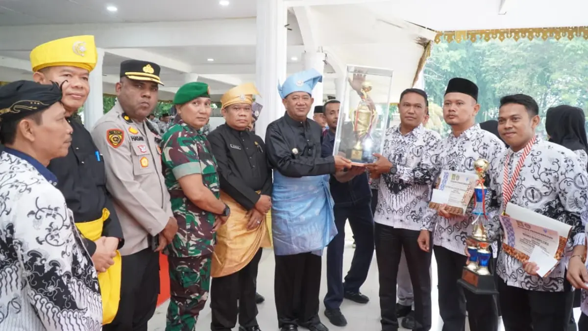
Bupati Langkat, Syah Afandin saat foto bersama dengan guru yang meraih juara dalam kesempatan Pekan Olahraga, Seni, dan Pembelajaran (Porsenijar) PGRI. (Diskominfo Langkat/Sumut Pos)