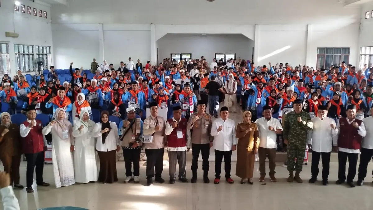Forkopimda  foto bersama dengan 224 CJH asal Labuhanbatu sebelum berangkat haji.(Fajar/ Sumut Pos)