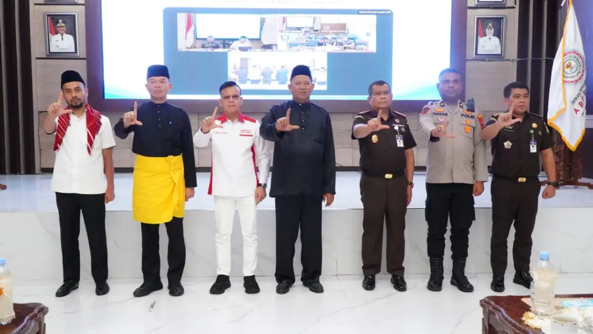 
Foto bersama Bupati Langkat, Syah Afandin bersama jajaran Abpednas dan kejaksaan. (Diskominfo Langkat/Sumut Pos)