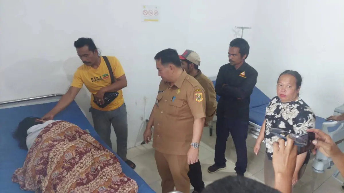 KESURUPAN: Camat Kecamatan Sumbul, Rinto Hutauruk saat memantau siswa SMAN 1 Sumbul yang mengalami kesurupan saat dirawat di Puskesmas, Selasa (5/5/2026).(istimewa).