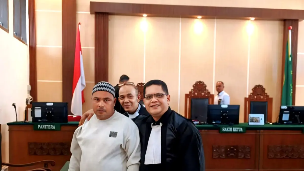 
Ketua Bembeng (tiga dari kiri) dan penasihat hukum usai mendengar putusan bebas majelis hakim PN Stabat. (Istimewa/Sumut Pos)