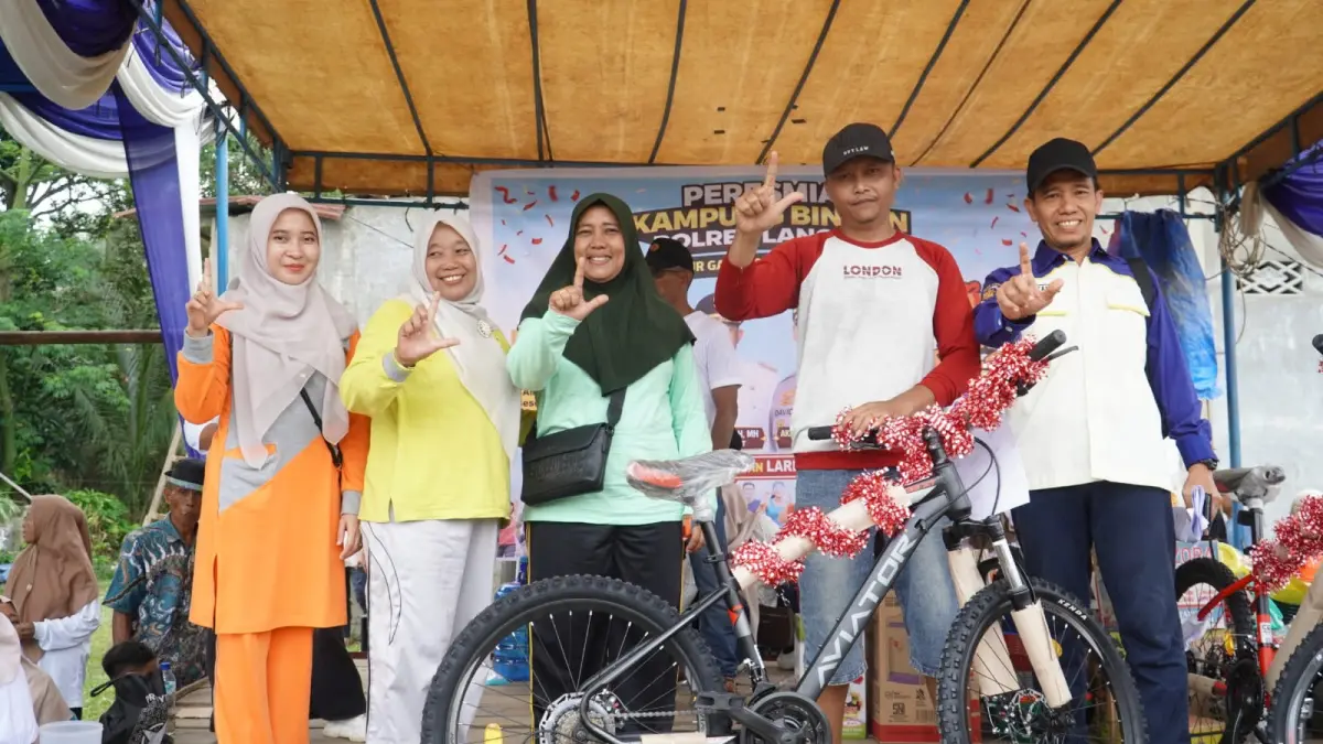 
Ketua TP-PKK Langkat, Endang Kurniasih (tengah) foto bersama masyarakat yang mendapat hadiah sepeda dalam doorprize. (Diskominfo Langkat/Sumut Pos)