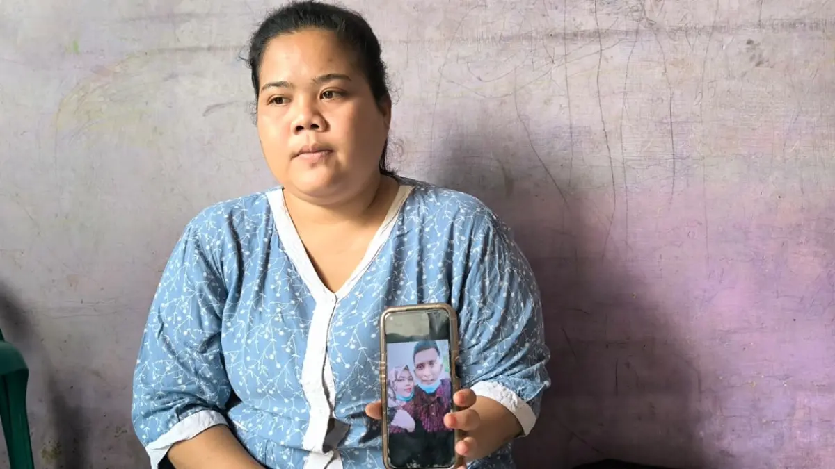
Kiki Tresia saat menunjukkan foto bersama sang suami ketika diwawancarai di rumahnya, Jalan Nenas, Gang Nenas I, Kelurahan Sukaramai, Binjai Barat. (Teddy Akbari/Sumut Pos)