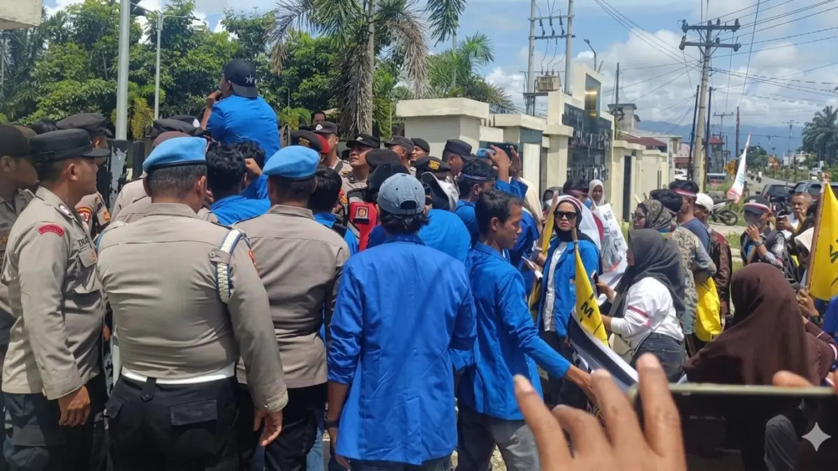 Puluhan mahasiswa yang tergabung dalam Pengurus Cabang Mahasiswa Islam Indonesia ( PC MII), menggelar aksi unjuk rasa di depan kantor Pengadilan Negeri Sibuhuan, Selasa 5 Mei 2026. (Mitra Harahap/Sumut Pos)